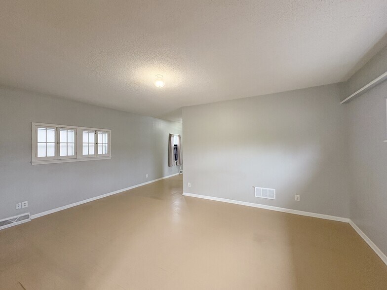 More Photos Of 469 Como Ave, Saint Paul Flex For Sale