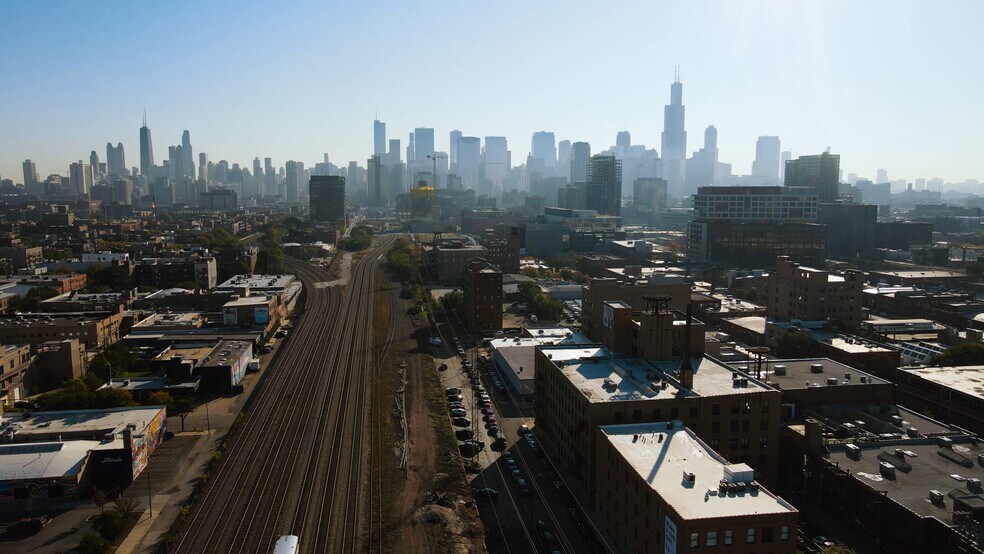 Primary Photo Of 400-410 N Hermitage Ave, Chicago Flex For Lease