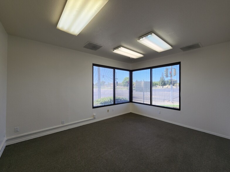 More Photos Of 445 W Dakota Ave, Fresno Office Residential For Sale
