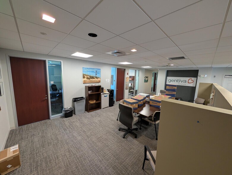 More Photos Of 1471 Iyannough Rd, Hyannis Office For Lease