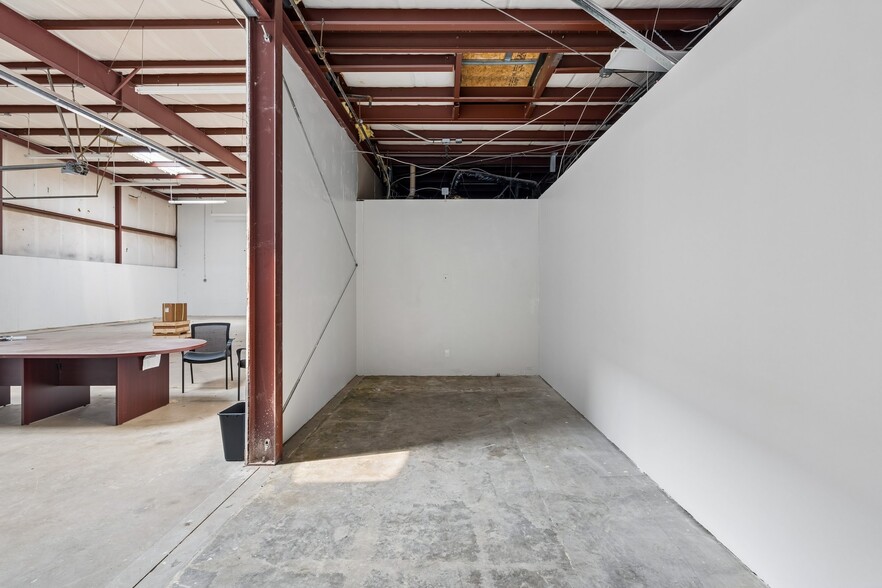 More Photos Of 7925 N Wilshire Ct, Oklahoma City Manufacturing For Sale