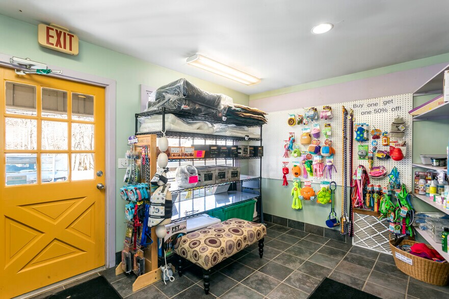 More Photos Of 25 West Neck Rd, Shelter Island Freestanding For Sale