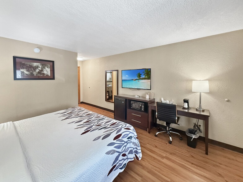 More Photos Of 5020 NE 14th St, Des Moines Hotel For Sale