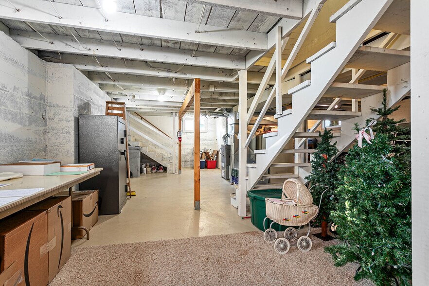 More Photos Of 709 Grover St, Lynden Office For Sale