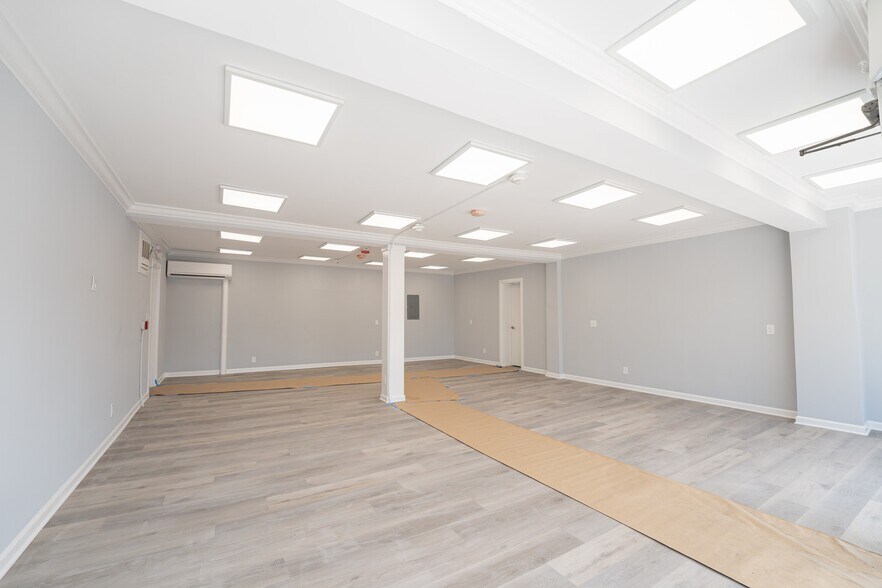 More Photos Of 21-23 Indian Head Rd, Kings Park Storefront Retail Residential For Lease