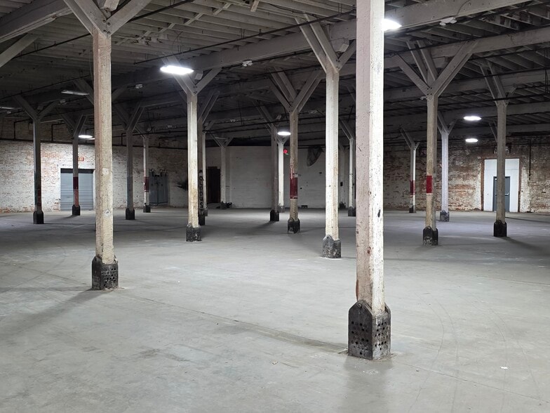 More Photos Of 827 Douglas Ave, Portsmouth Warehouse For Lease