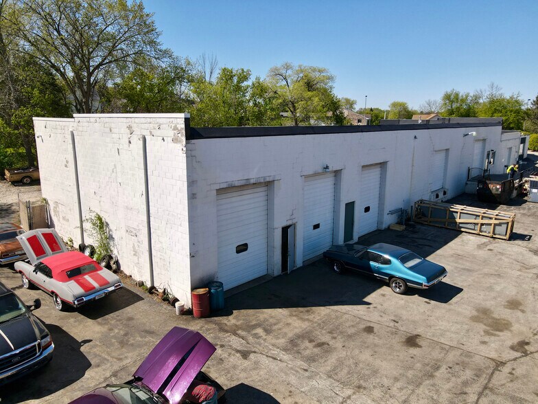 More Photos Of N91W17174 Appleton Ave, Menomonee Falls Showroom For Sale