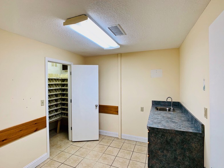 More Photos Of 435 Furnace St, Marshfield Medical For Sale