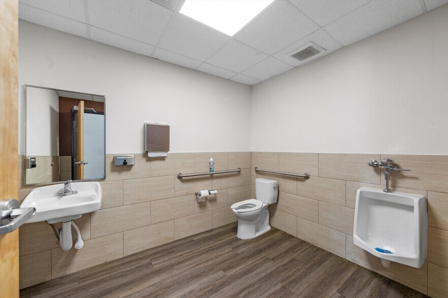 More Photos Of 5040 S Loop 340, Robinson Freestanding For Lease