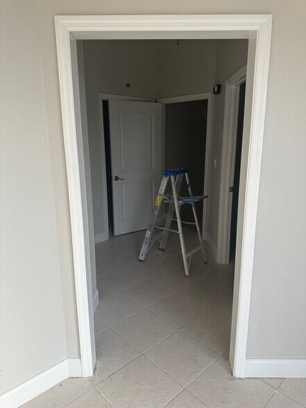 More Photos Of 24690 Sandhill Blvd, Punta Gorda Warehouse For Lease