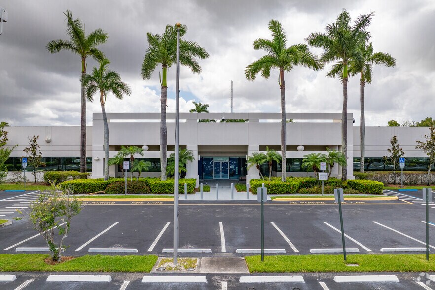 More Photos Of 1725 N Commerce Pky, Weston Office For Lease