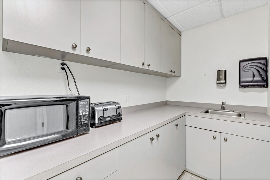 More Photos Of 1925 Francisco Blvd E, San Rafael Light Manufacturing For Lease