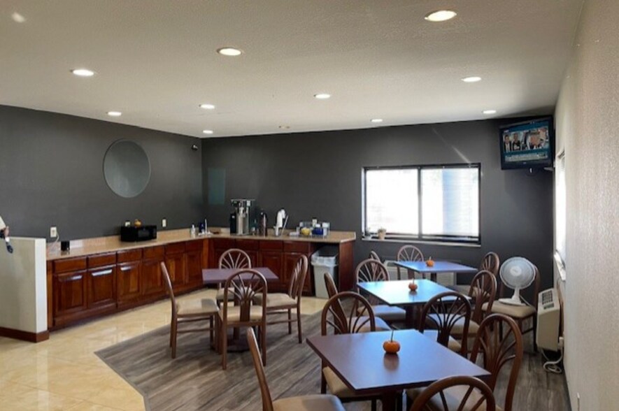 More Photos Of 1510 SW Wanamaker Rd, Topeka Hotel For Sale