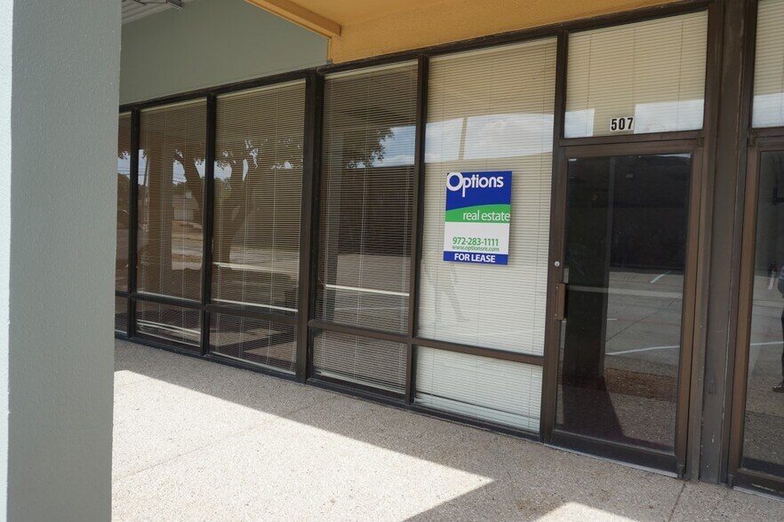 More Photos Of 719 N Hampton Rd, DeSoto Unknown For Lease