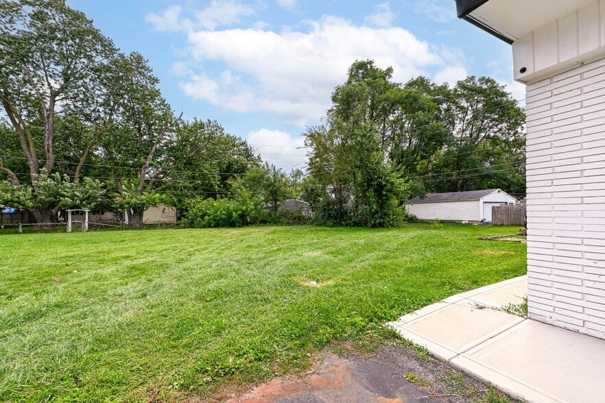 More Photos Of 3455 Shelby St, Indianapolis Office For Sale