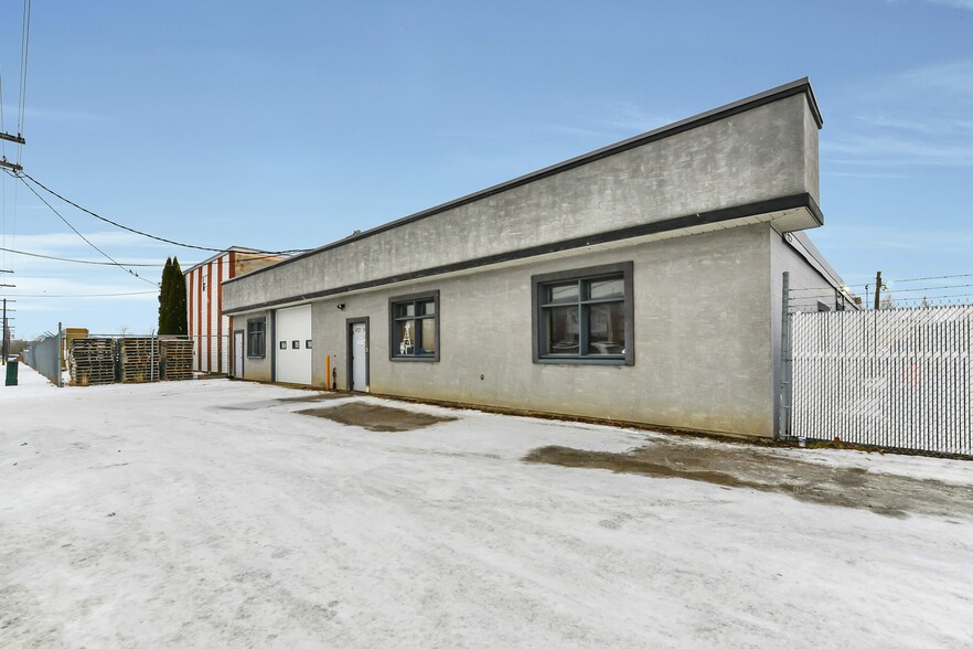 More Photos Of 4727 60 St, Red Deer Service For Sale