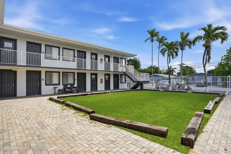 More Photos Of 2325-2331 Arthur St, Hollywood Apartments For Sale