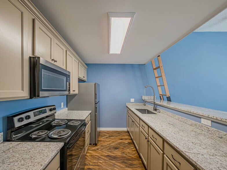 More Photos Of 114 N Patterson, Valdosta Storefront Retail Office For Sale