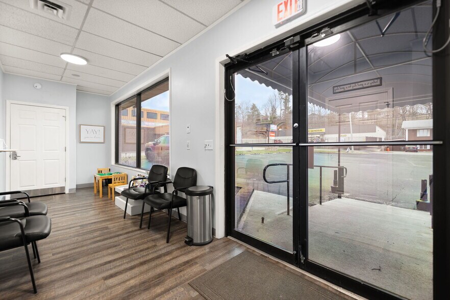 More Photos Of 725 S Main St, London Medical For Sale