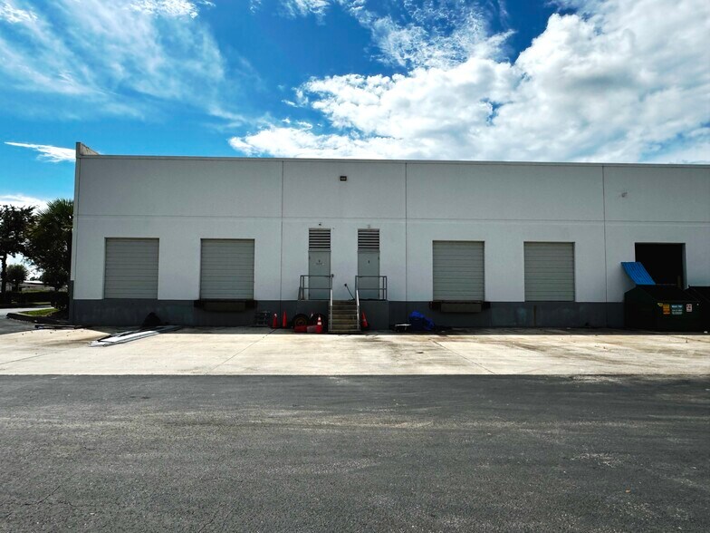 More Photos Of 925 E Industrial Cir, Cape Coral Light Distribution For Lease