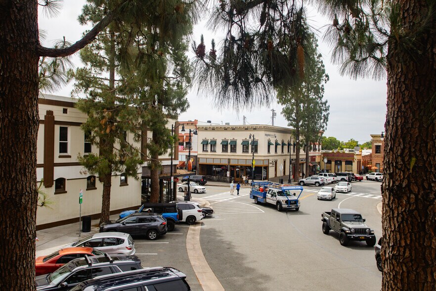 More Photos Of 10 Plaza Sq, Orange Storefront Retail Office For Lease