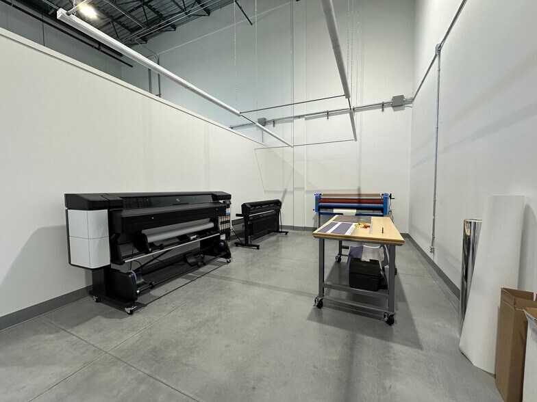 More Photos Of 5539 St Ernest-Cormier, Laval Showroom For Lease