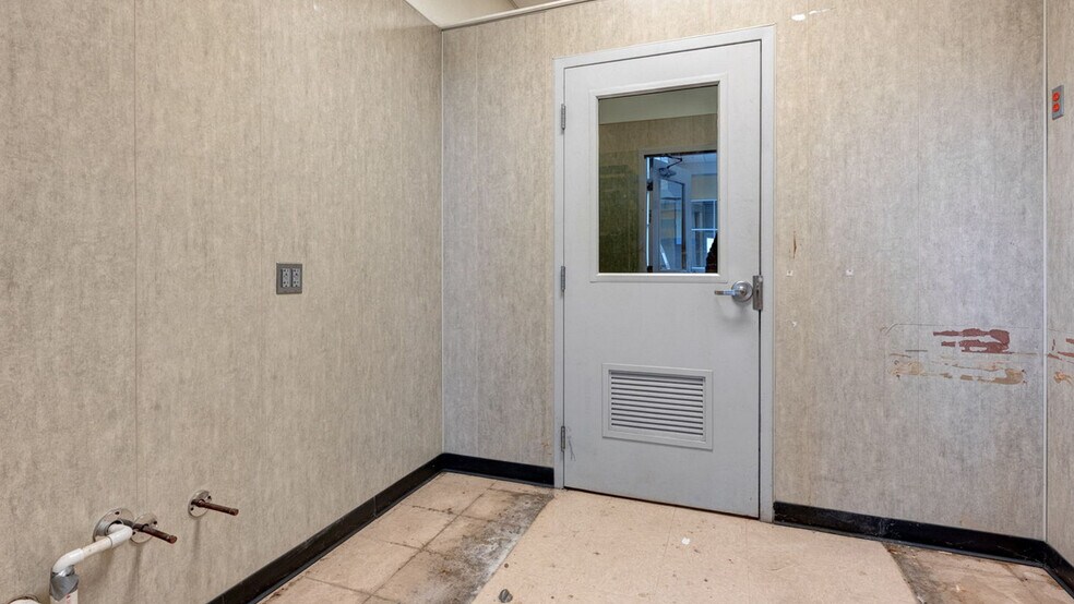 More Photos Of 85 Middletown Ave, North Haven Drugstore For Sale