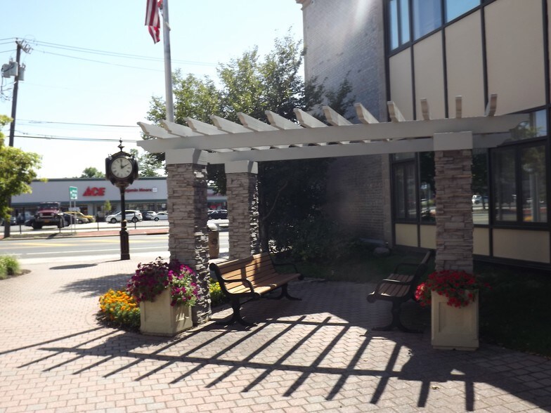 More Photos Of 43 E Main St, Smithtown Bar For Lease