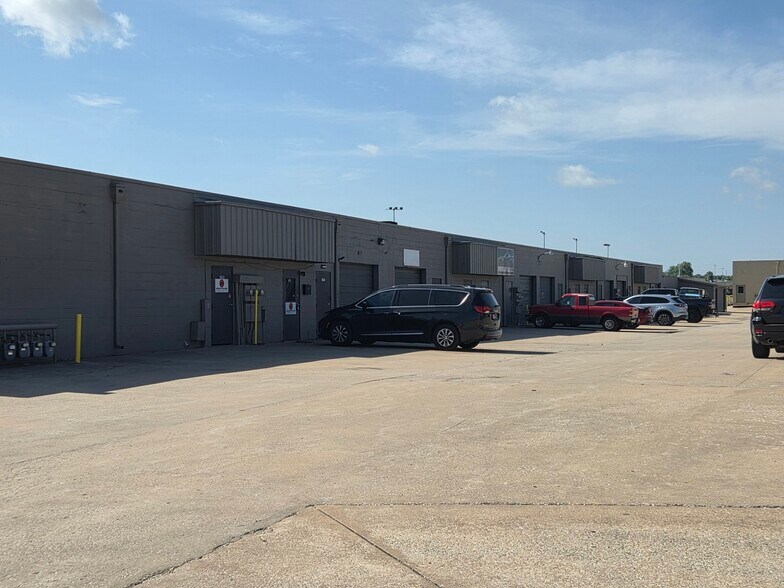 More Photos Of 9714-9748 E 55th Pl, Tulsa Light Manufacturing For Lease