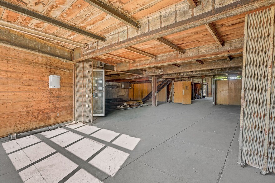 More Photos Of 125 S Waco St, Hillsboro Office For Sale