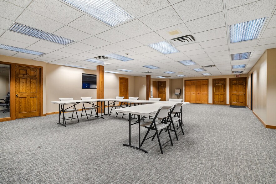 More Photos Of 812 Cormier Rd, Ashwaubenon Office For Lease