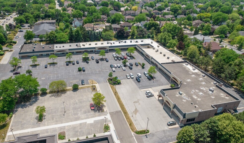 More Photos Of 152-166 S Bloomingdale Rd, Bloomingdale Unknown For Lease