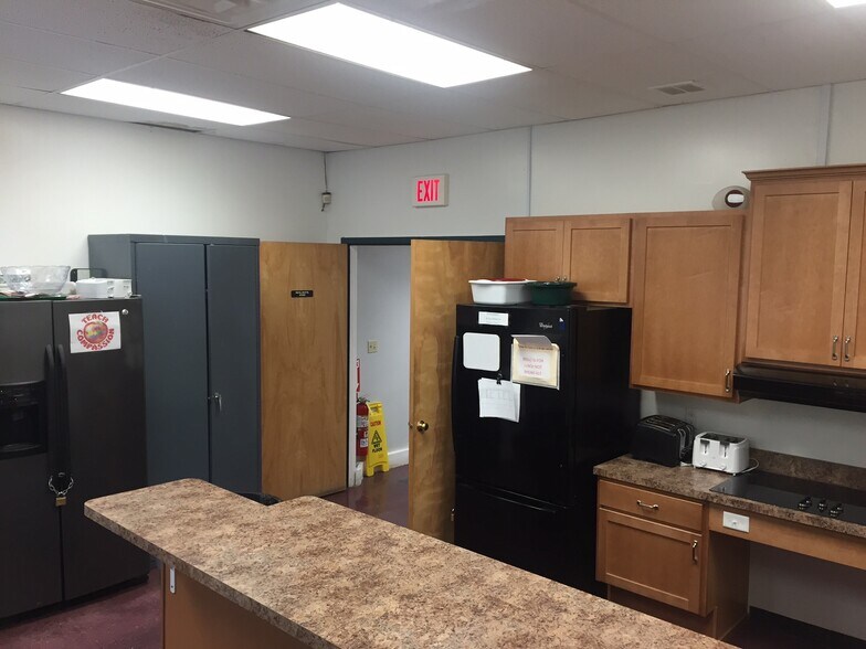 More Photos Of 50 Aldrin Rd, Plymouth Flex For Lease