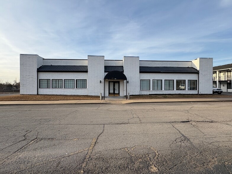 Primary Photo Of 11521 E Skelly Dr, Tulsa Restaurant For Lease