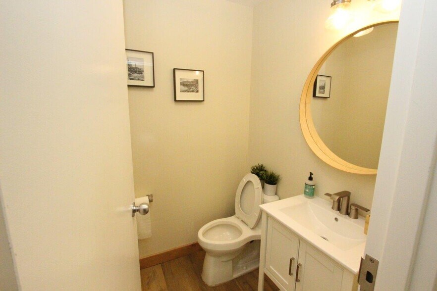 More Photos Of 2323 Boundary Rd, Vancouver Light Distribution For Sale