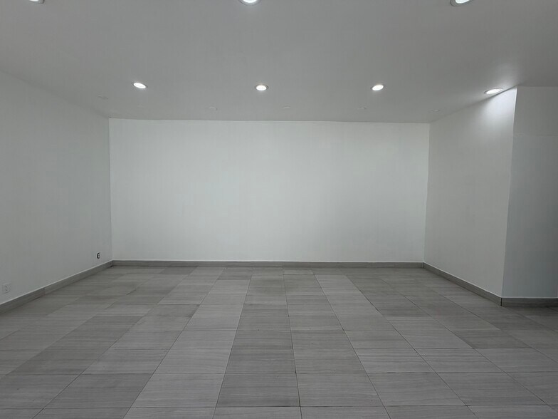 More Photos Of 265 S Robertson Blvd, Beverly Hills Restaurant For Lease