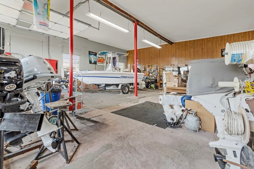 More Photos Of 24 Cottage Ave, Bay Shore Marina For Sale