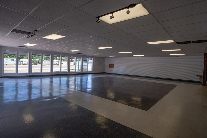 More Photos Of 27425 State Route 7, Marietta Auto Repair For Lease
