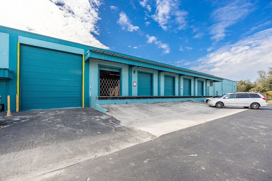More Photos Of 2560 Fowler St, Fort Myers Warehouse For Lease