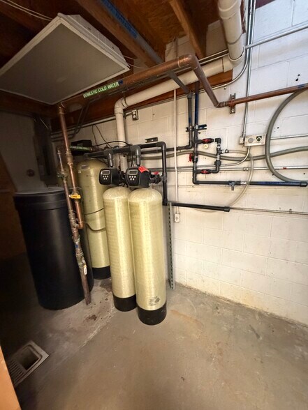 More Photos Of 150 E 400 N, Salem Manufacturing For Lease