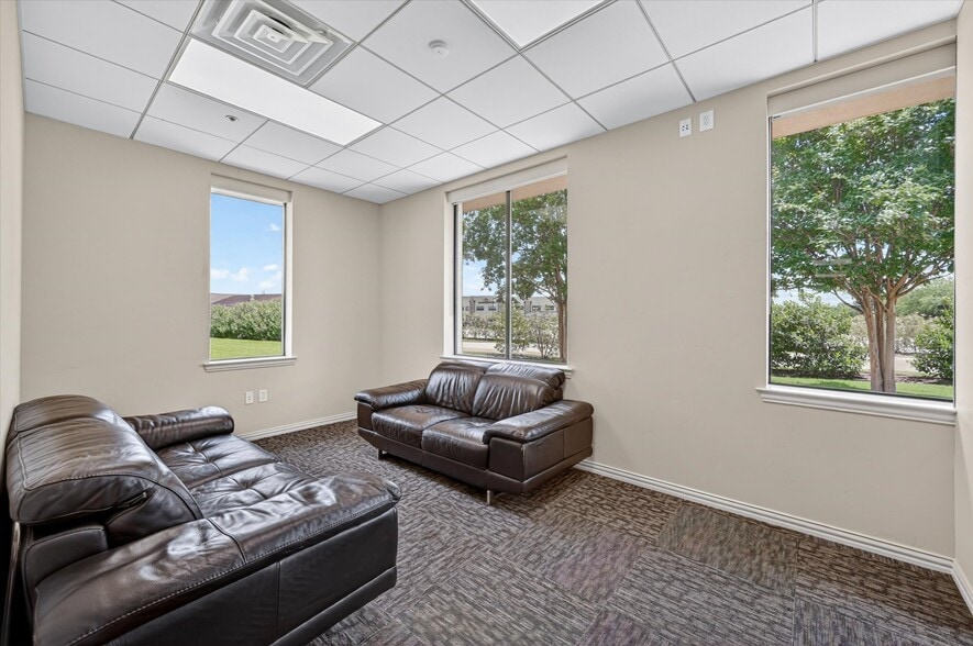 More Photos Of 6200 Stone Hill Farms Pky, Flower Mound Loft Creative Space For Lease