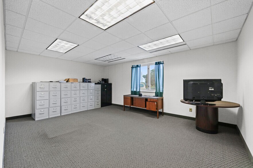 More Photos Of 37401 Stevens Blvd, Willoughby Flex For Lease