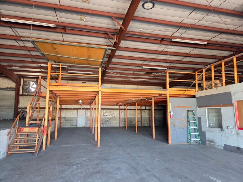 More Photos Of 1100 Waterloo Ave, Sarasota Warehouse For Lease