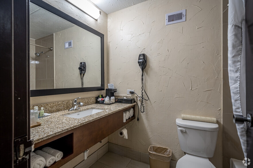 More Photos Of 925 Highway 332, Lake Jackson Hotel For Sale