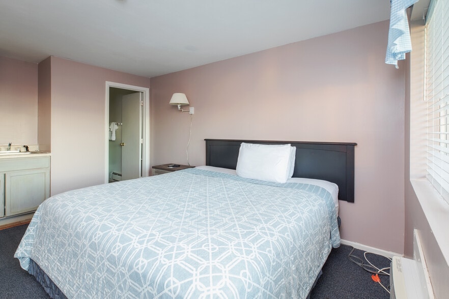 More Photos Of 198 Ashworth Ave, Hampton Hotel For Sale