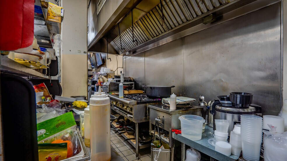 More Photos Of 1015 Crocker St, Los Angeles General Retail For Sale