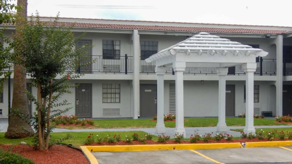 More Photos Of 6 N Sam Houston Pky E, Houston Hotel For Sale