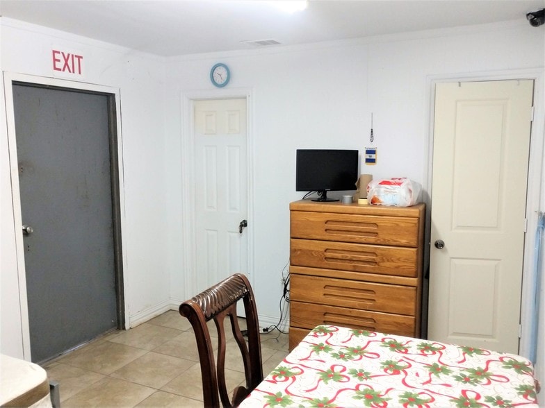 More Photos Of 8709 Irvington Blvd, Houston Warehouse For Sale