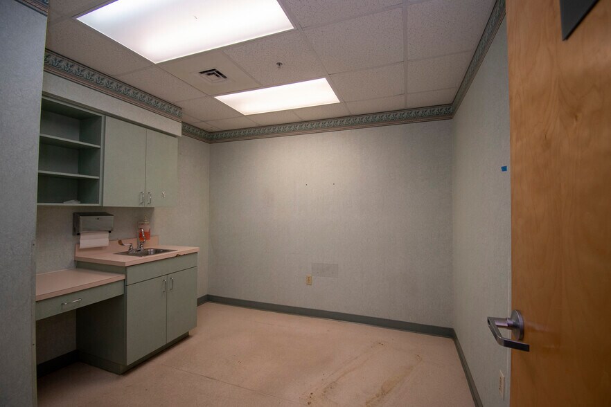 More Photos Of 2525 Harbor Blvd, Port Charlotte Medical For Lease