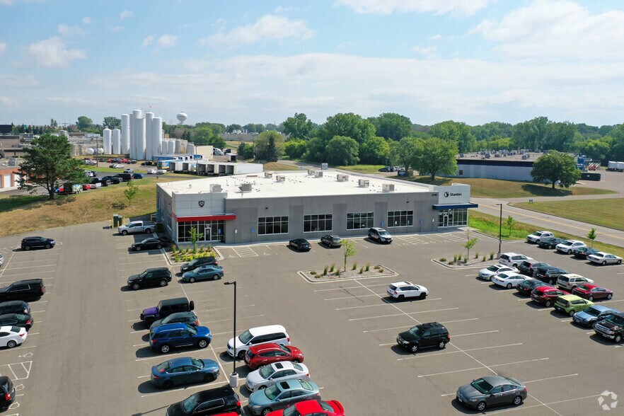 More Photos Of 2080 Wooddale Dr, Woodbury Flex For Lease